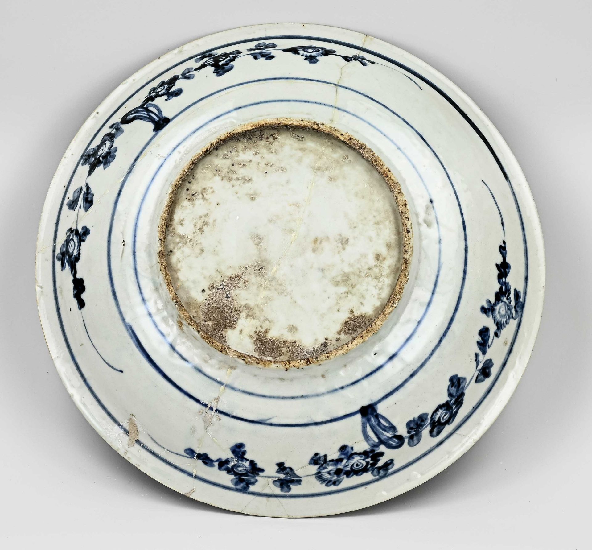 Large 16th century Chinese dish, Ø 39.5 cm. - Image 2 of 2