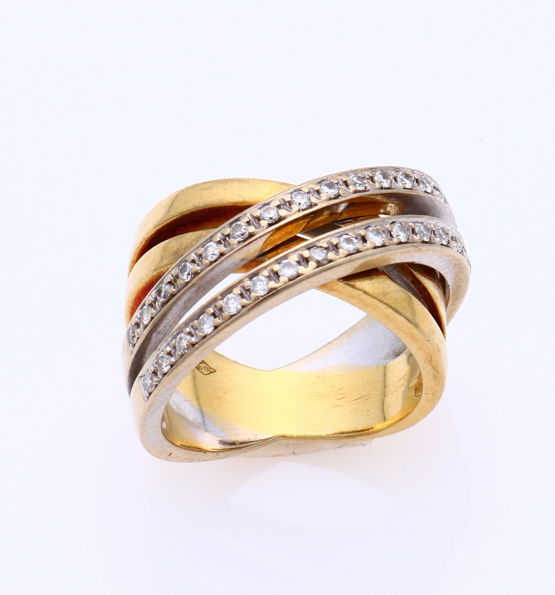 Gold ring with 2 lanes with diamond