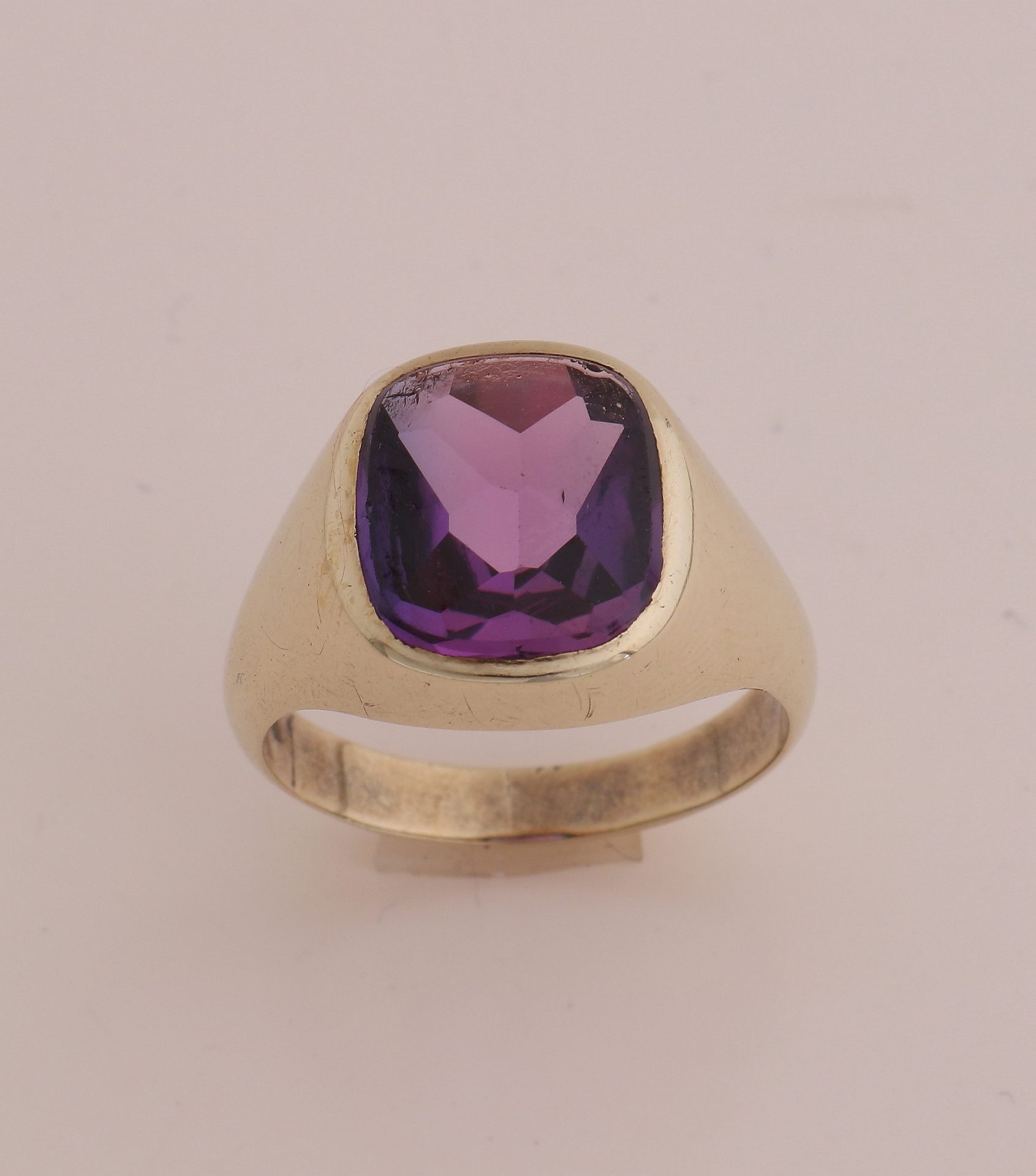 Gold signet ring, amethyst