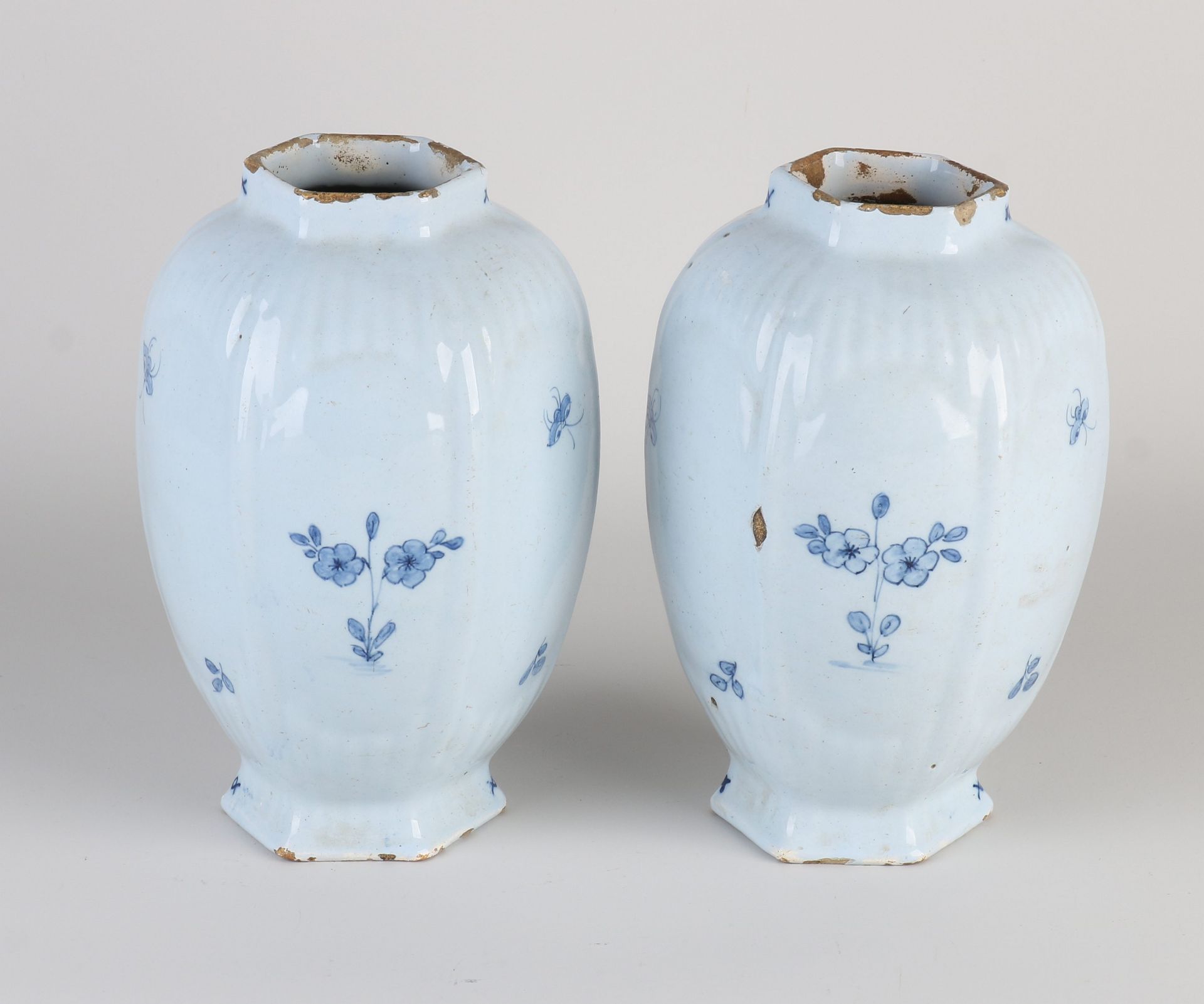 Two 18th century Delft vases, H 21 cm. - Image 2 of 3
