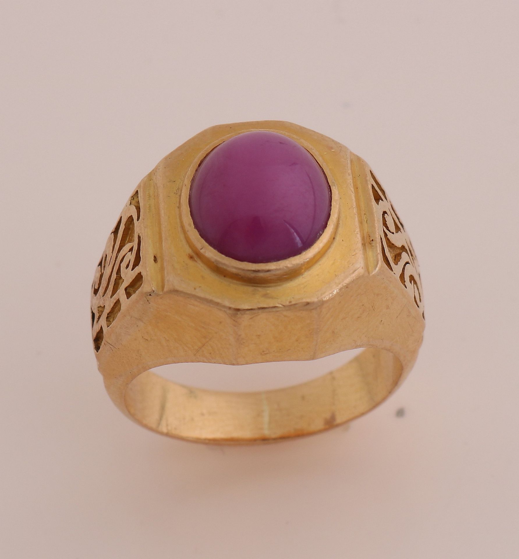 Gold ring with star ruby