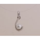 White gold pendant with pearl