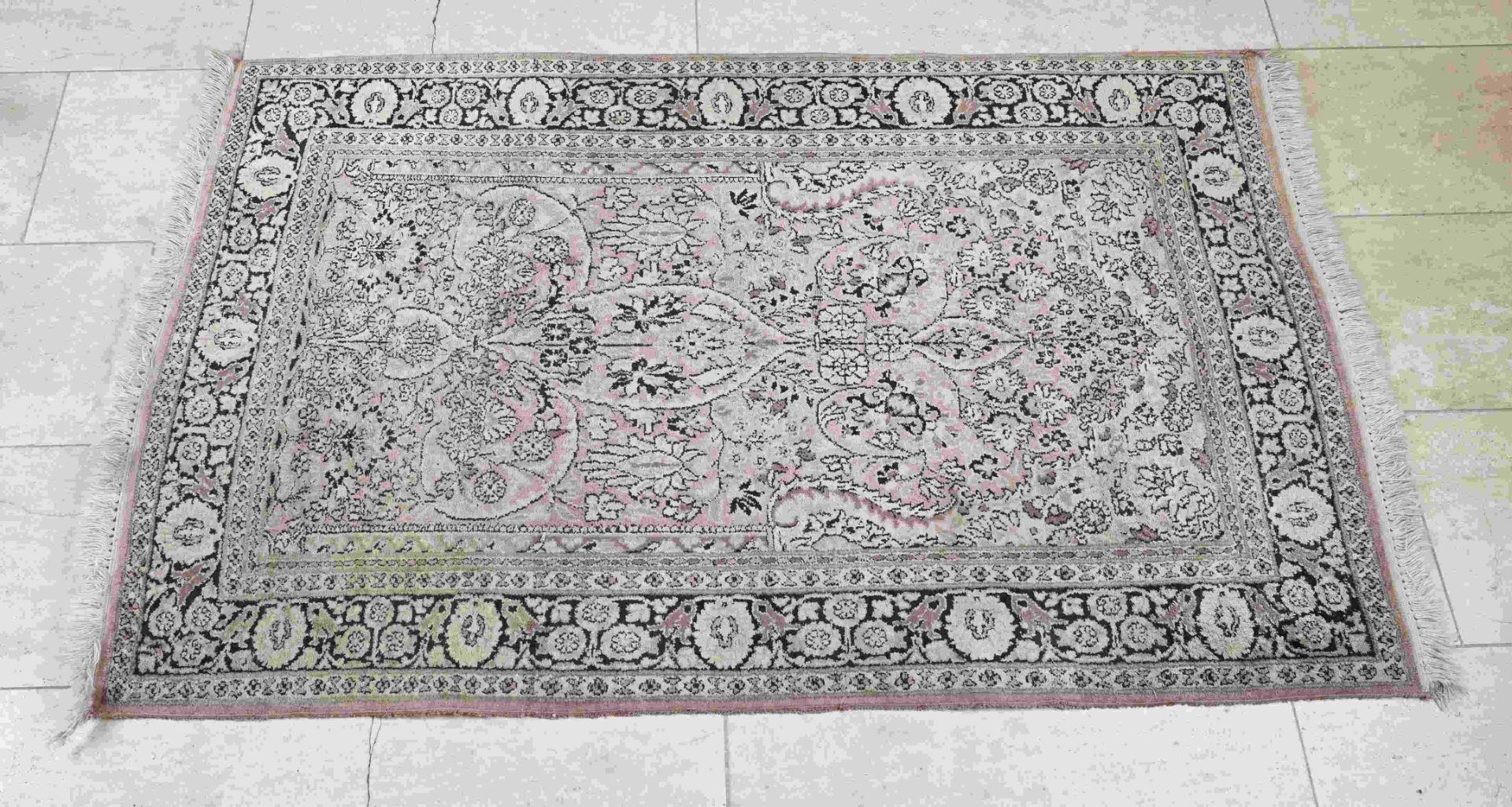 Persian rug, 95 x 148 cm.