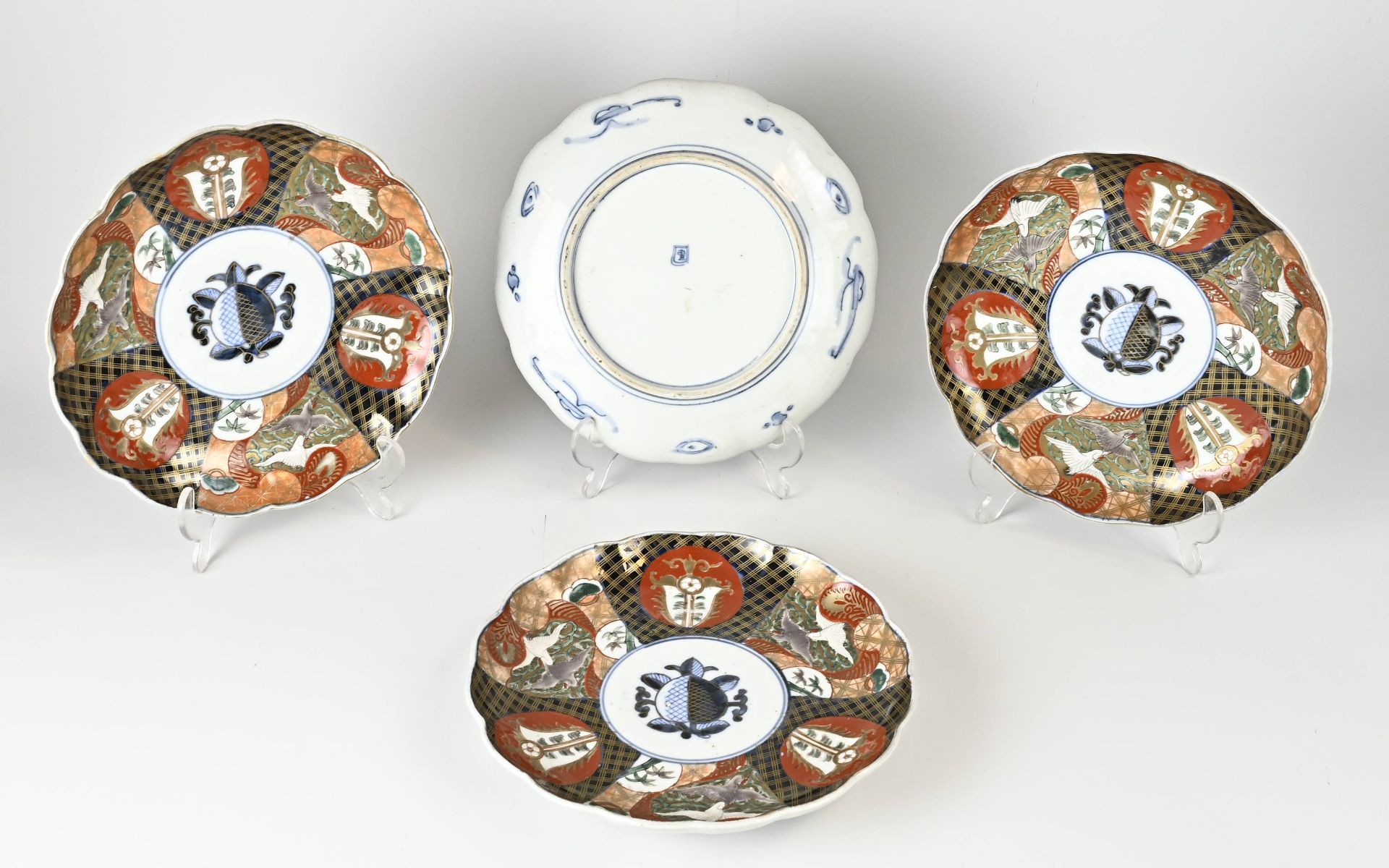 Four antique Japanese Imari plates Ø 25 cm.