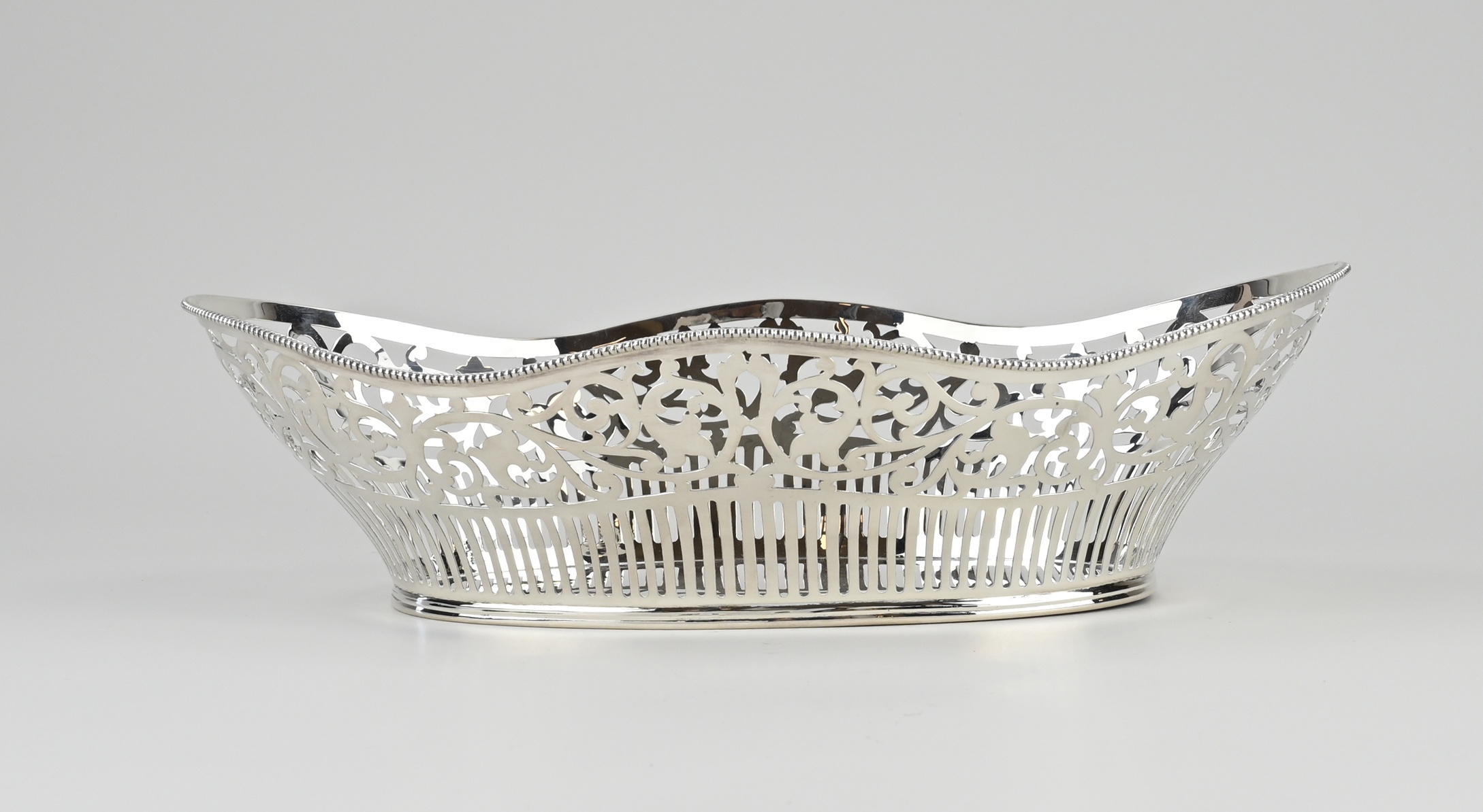 Silver sawn bread basket - Image 2 of 2