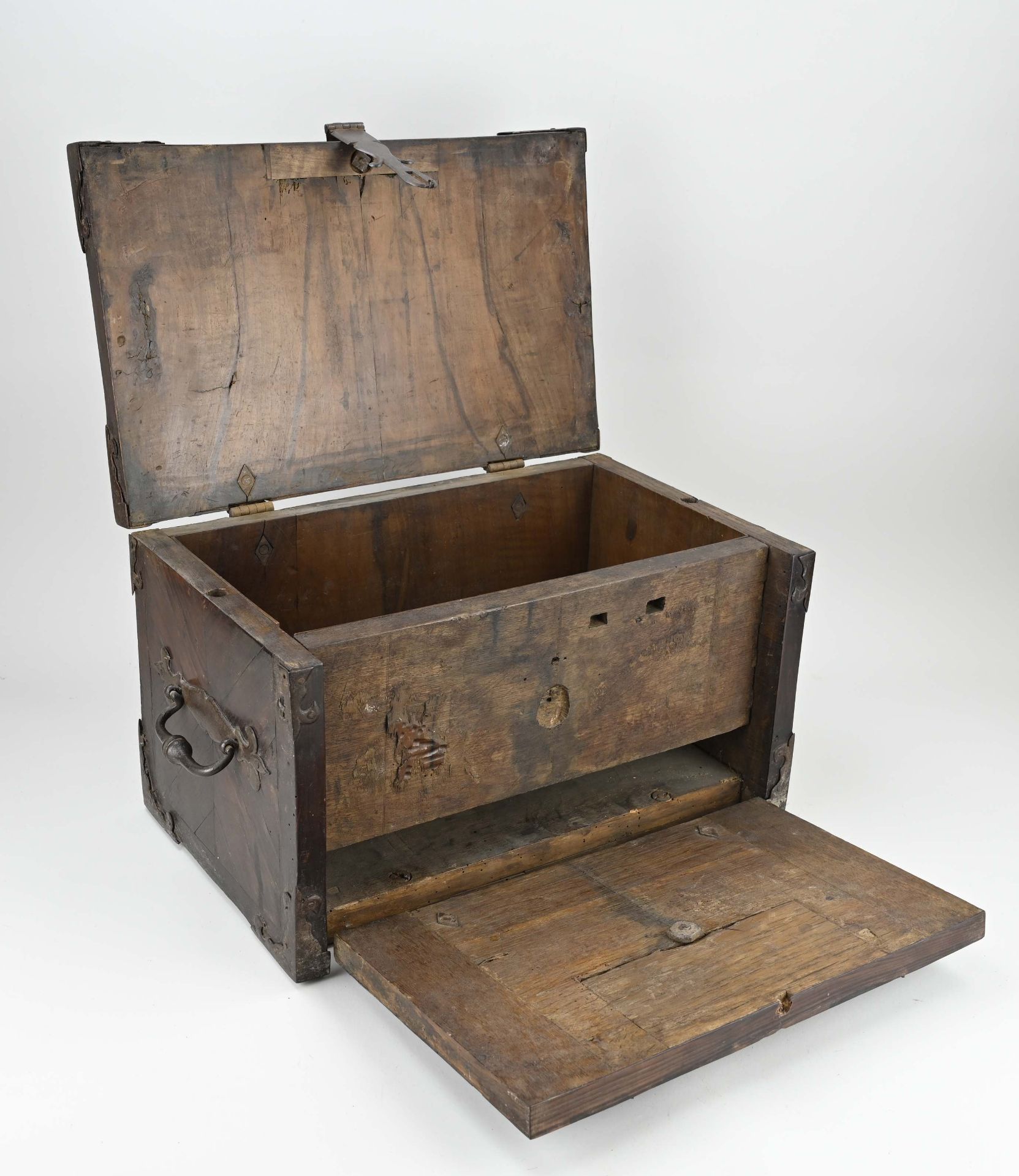 Rare 18th century ship's chest - Image 2 of 3