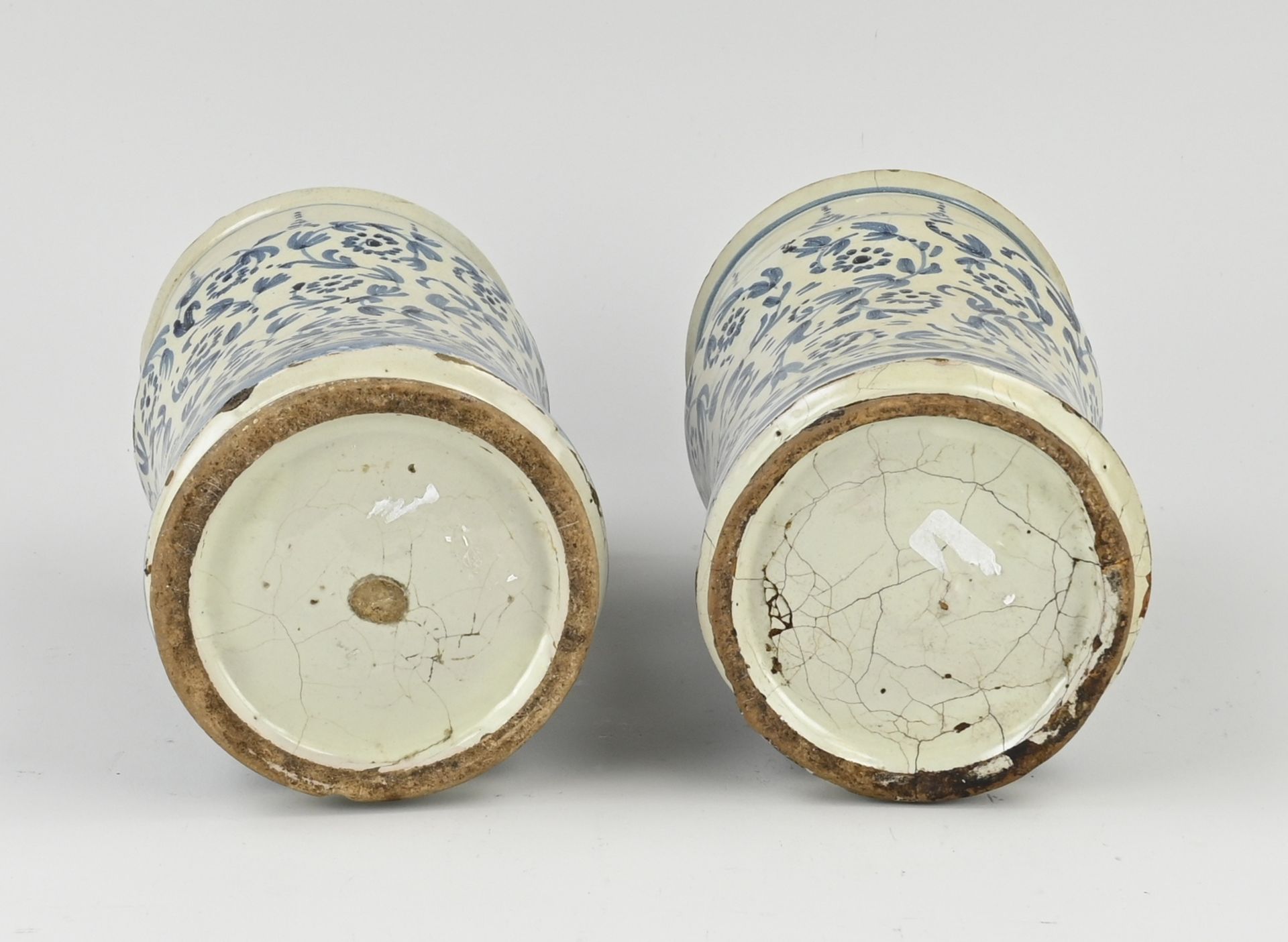 Two 17th - 18th century Albarello's, H 22 x Ø 12 cm. - Image 3 of 3