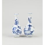 Two 18th century Chinese Kang Xi knob vases, H 11 cm.