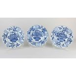 Three 17th - 18th century Chinese plates Ø 21 cm.