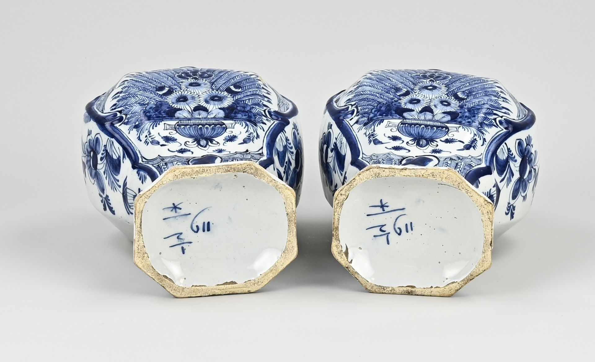 Set of 18th century Delft vases, H 26 cm. - Image 2 of 2