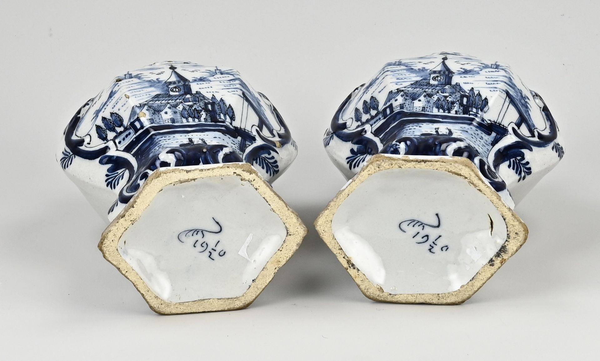 Pair of 18th century Delft vases with lids, H 41 cm. - Image 2 of 2