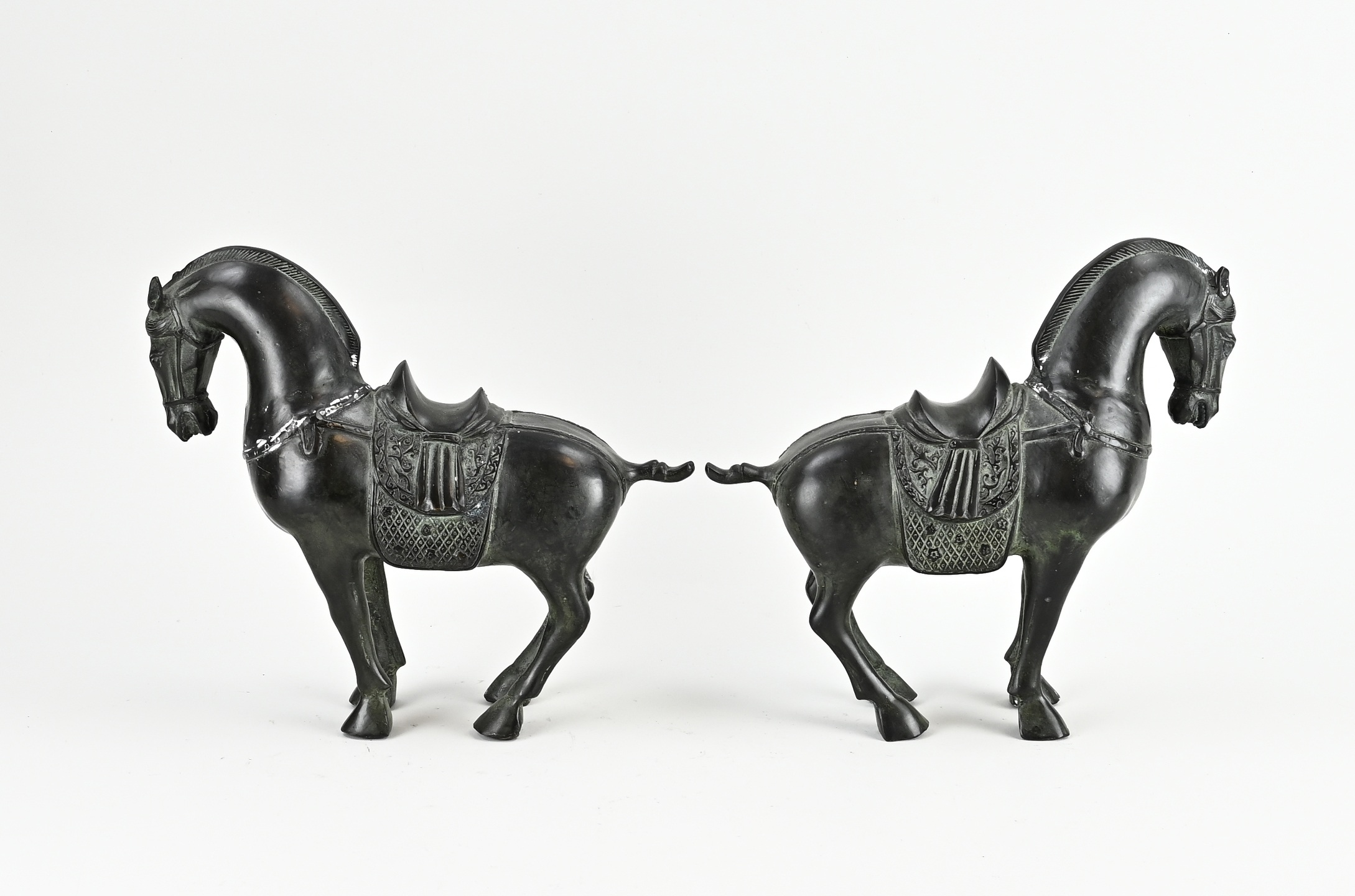 Two Chinese bronze horses - Bild 2 aus 2
