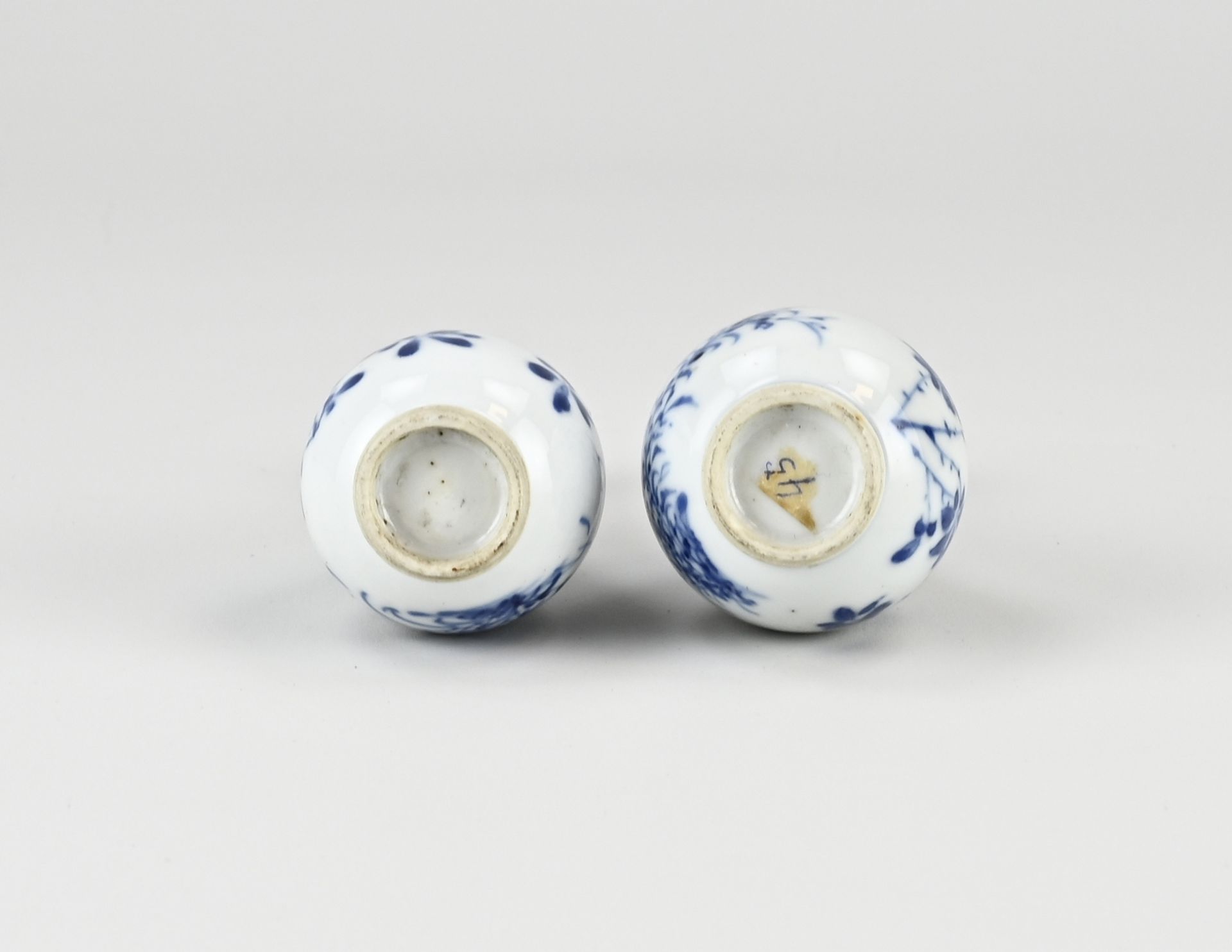 Two 18th century Chinese Kang Xi knob vases, H 11 cm. - Image 2 of 2