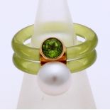 Ring with gold, pearl and peridot