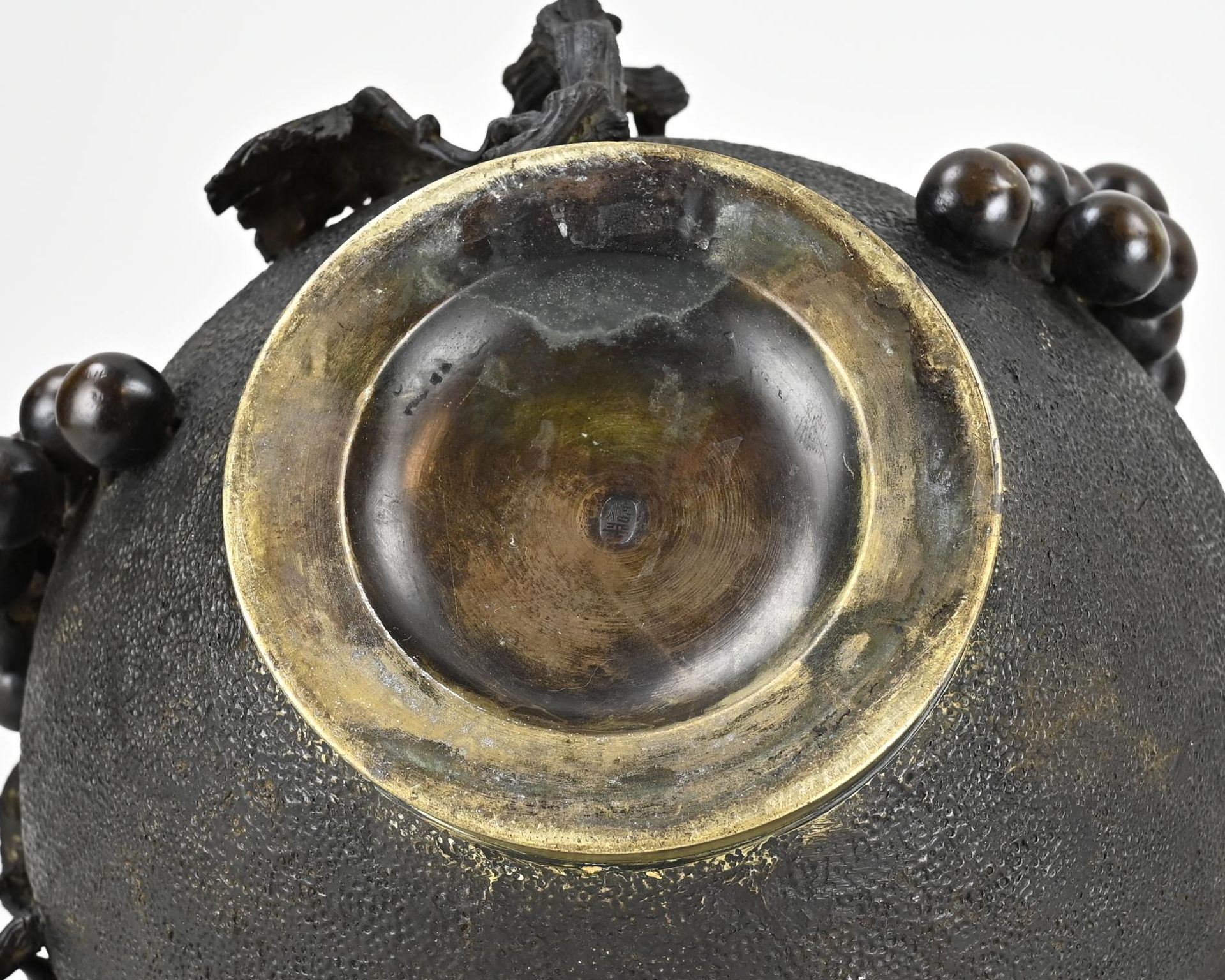 Japanese bronze vase, H 25 x Ø 27 cm. - Image 3 of 3