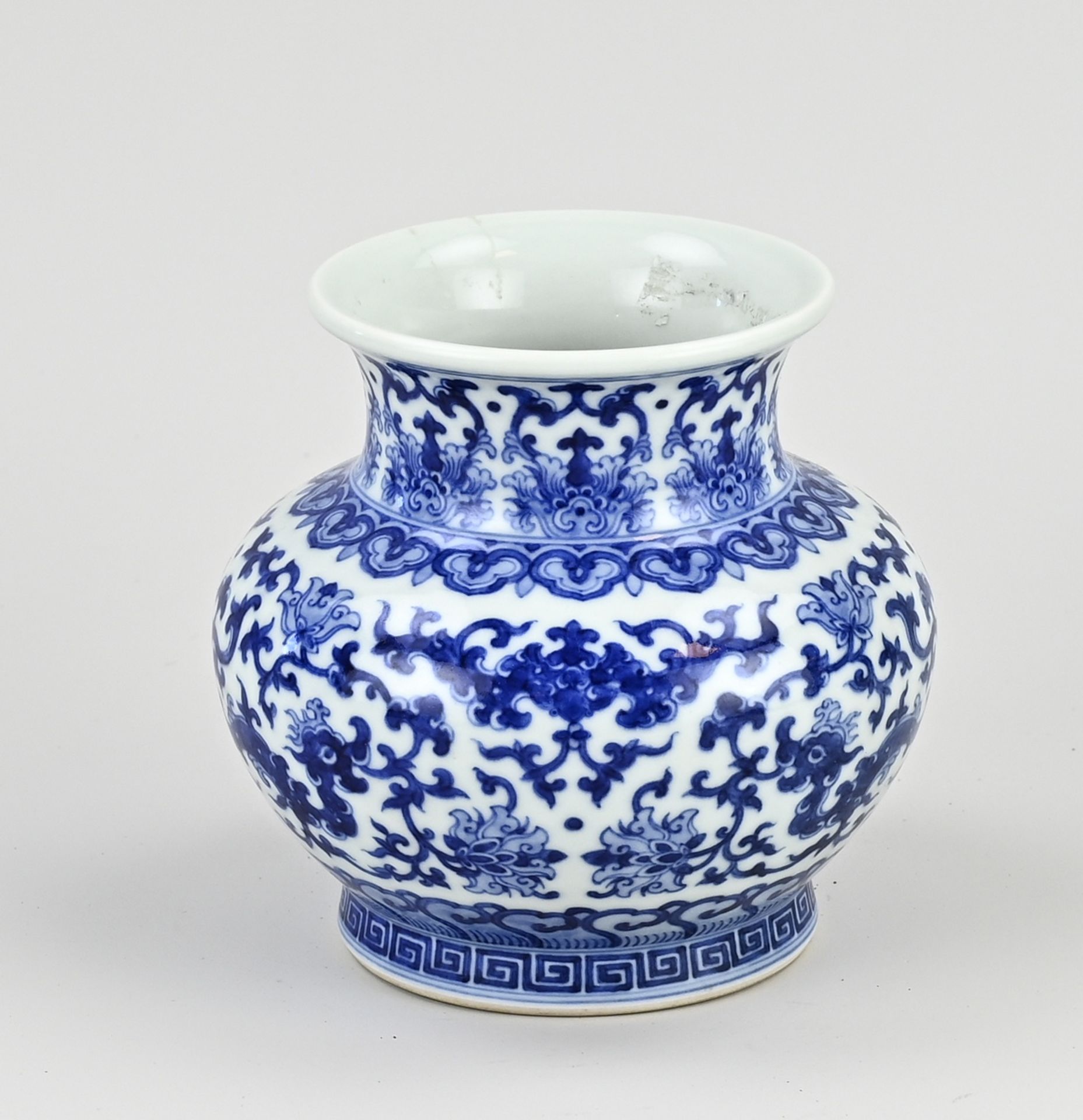 Chinese vase Ø 13 cm.
