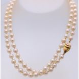 Pearl necklace with gold lock