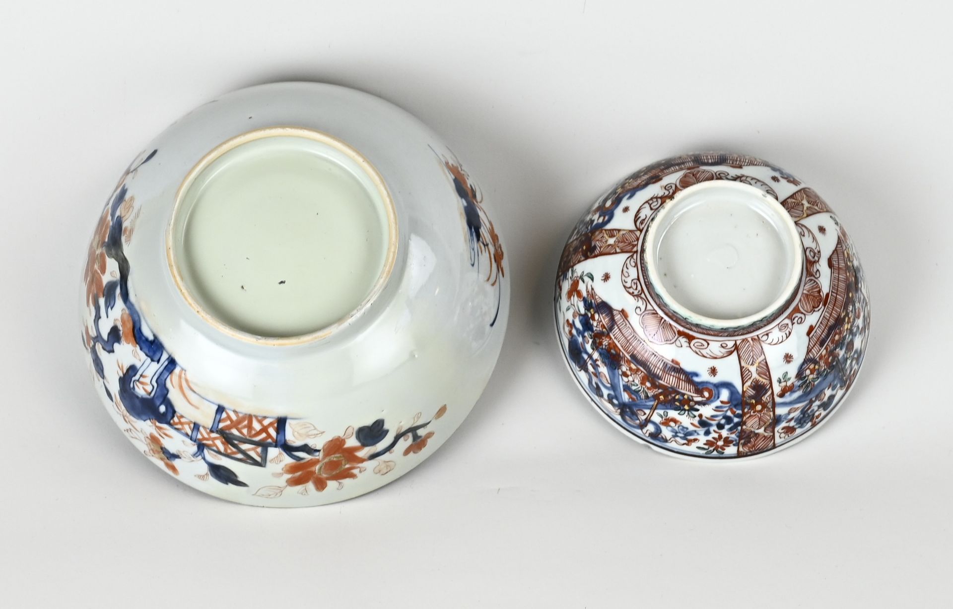 Two 18th century Chinese bowls Ø 15.5 -20.5 cm. - Bild 3 aus 3