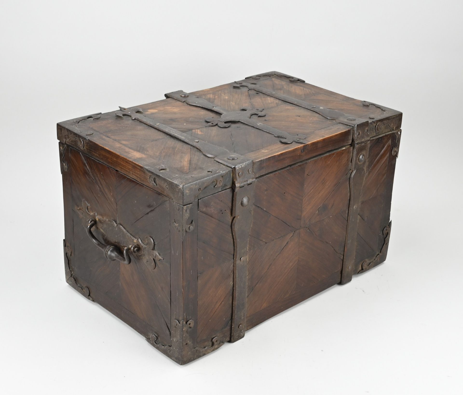 Rare 18th century ship's chest - Image 3 of 3