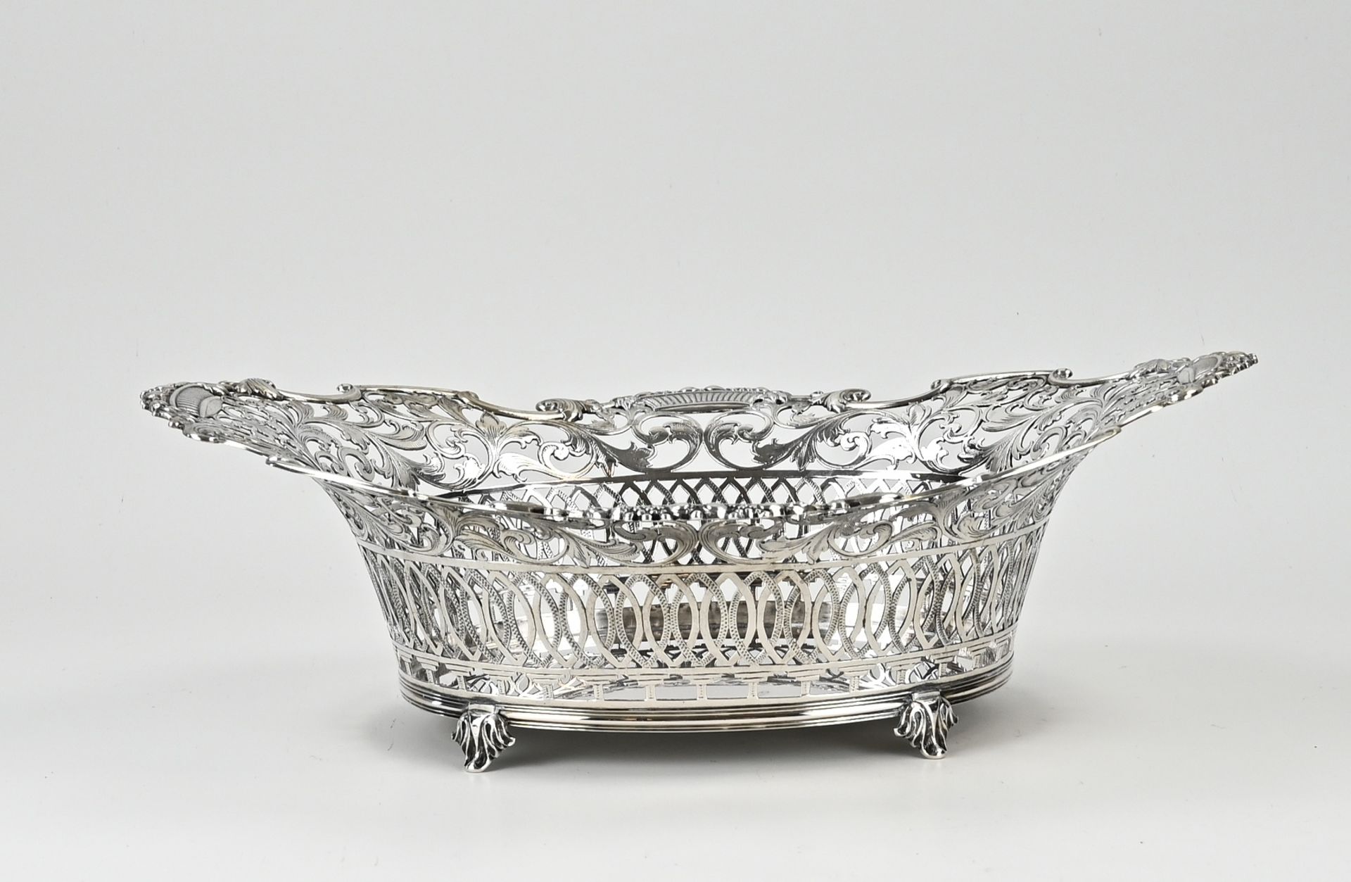 Heavy silver bread basket - Image 2 of 2