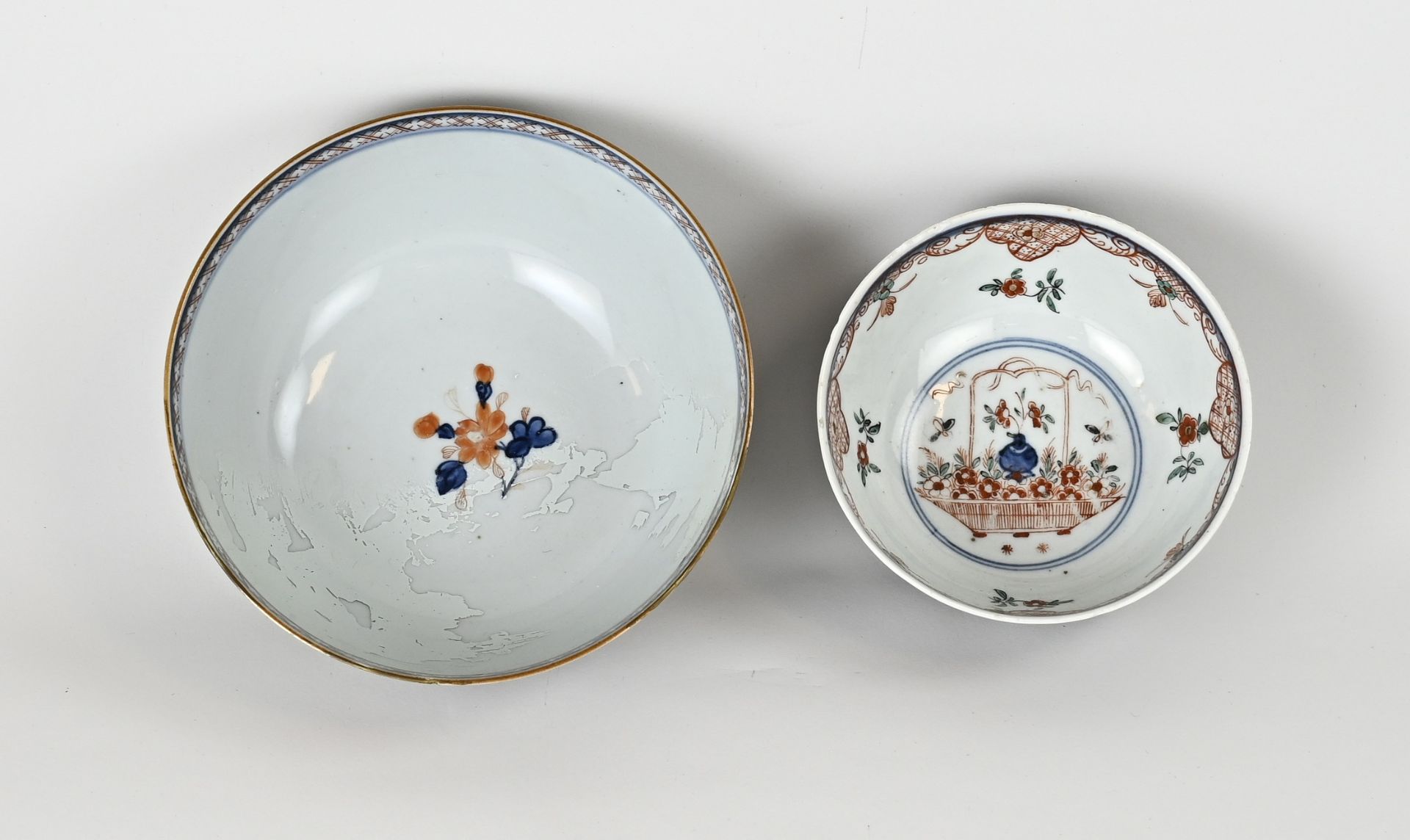 Two 18th century Chinese bowls Ø 15.5 -20.5 cm. - Bild 2 aus 3