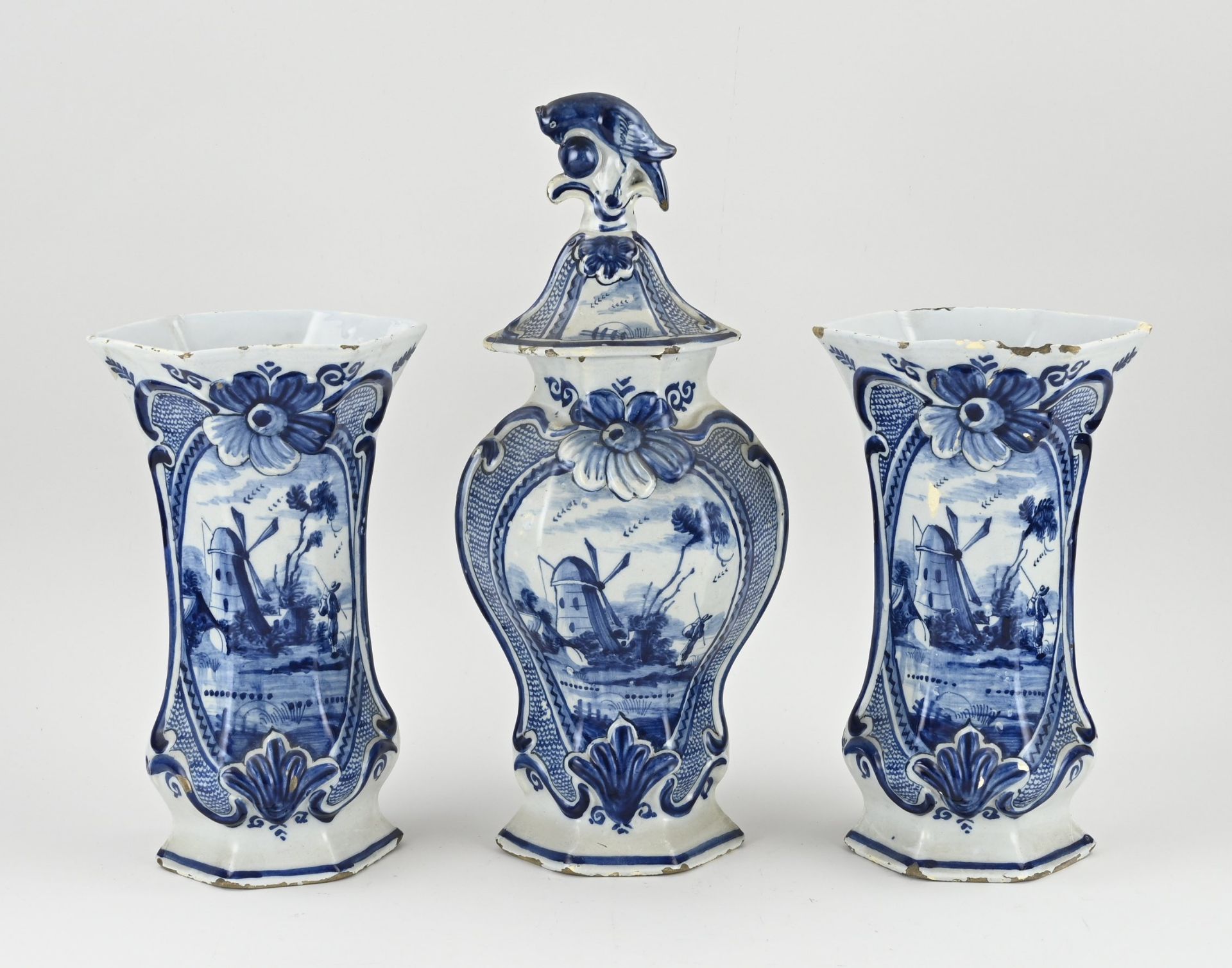 Three-piece 18th century garniture, H 28 - 31 cm.