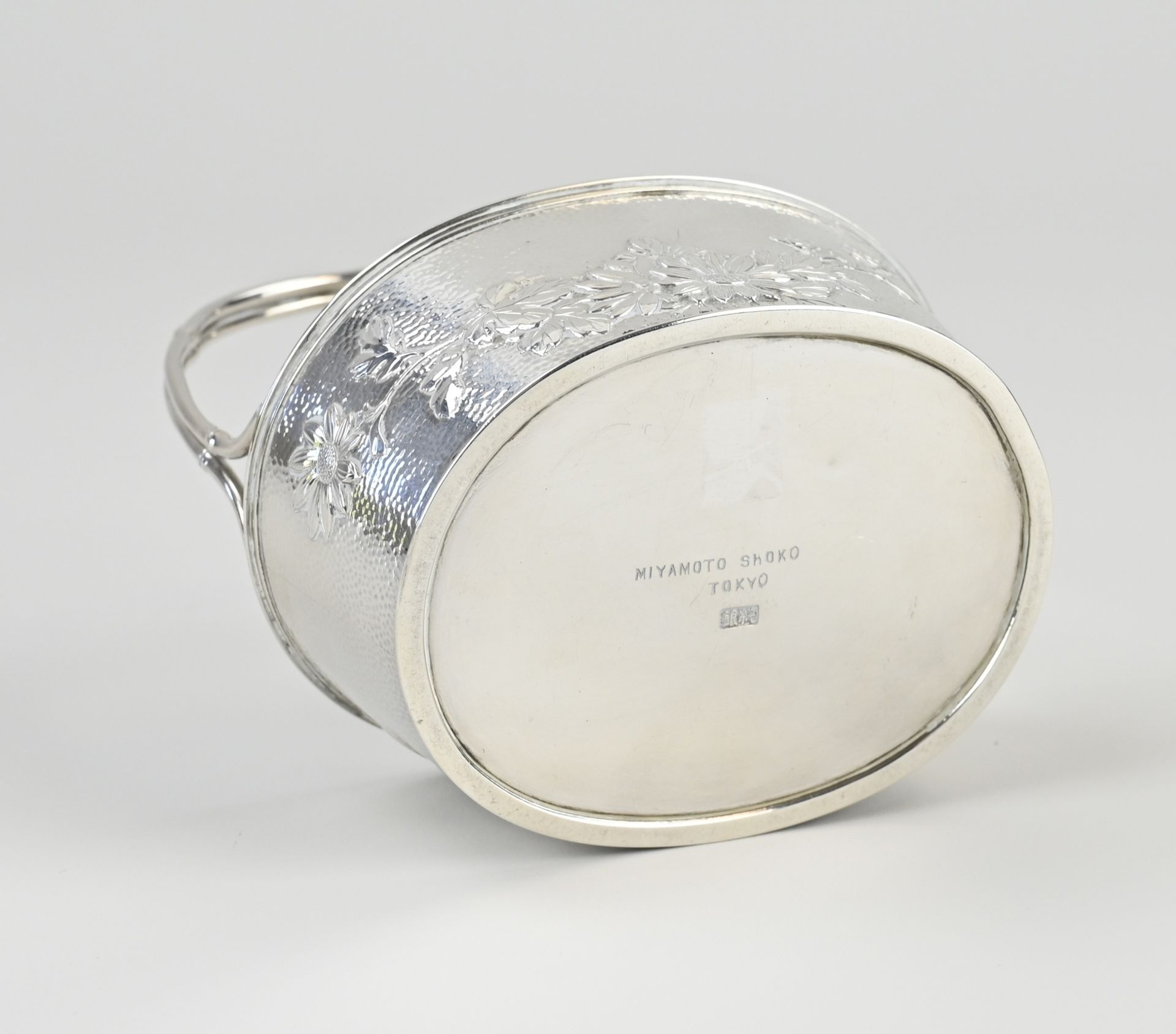 Silver basket with handle - Image 2 of 2