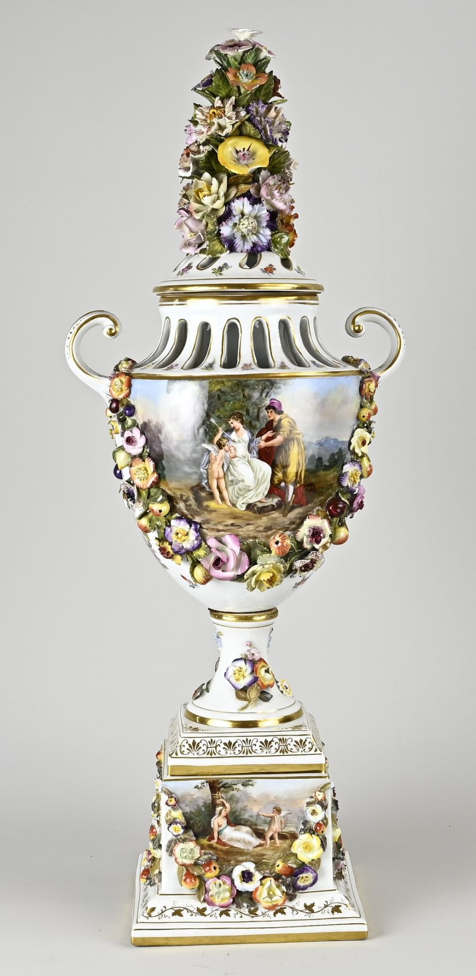 Kapitale Potschappel display vase, H 60 cm.