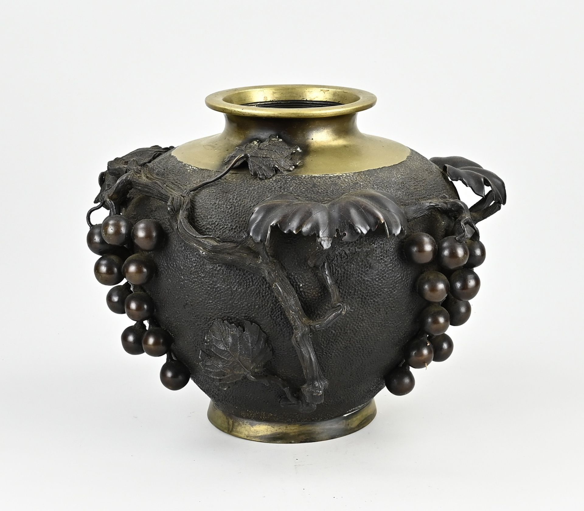 Japanese bronze vase, H 25 x Ø 27 cm.