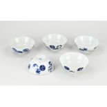 Five 18th century Chinese bowls Ø 12.2 cm.