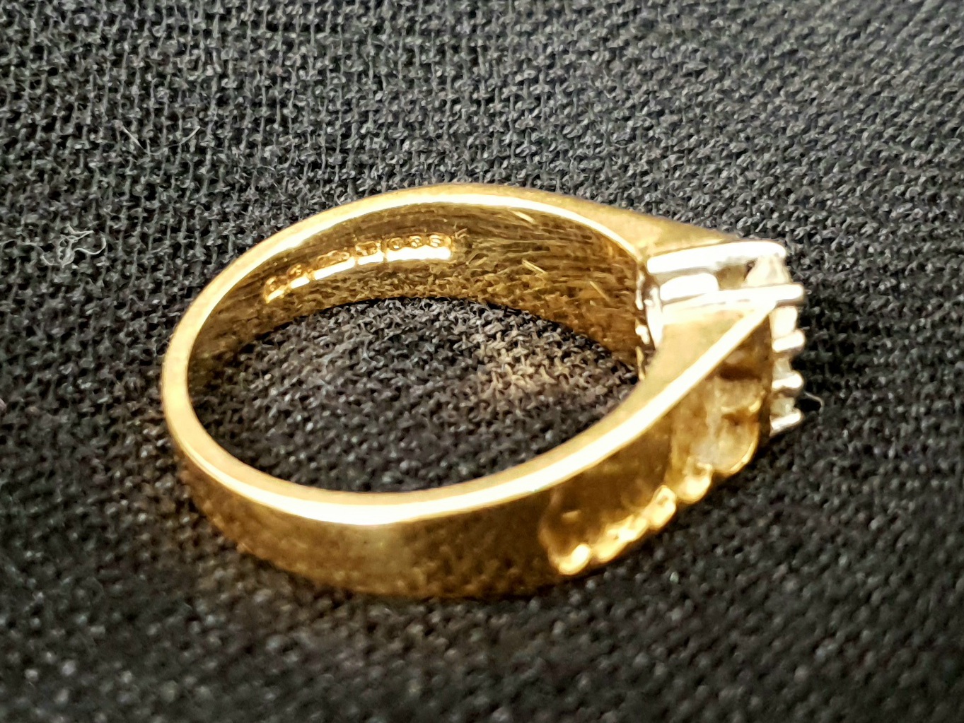 Hallmarked18ct Gold Ring with Two Inset Diamonds, total weight 5.08g - Image 2 of 4