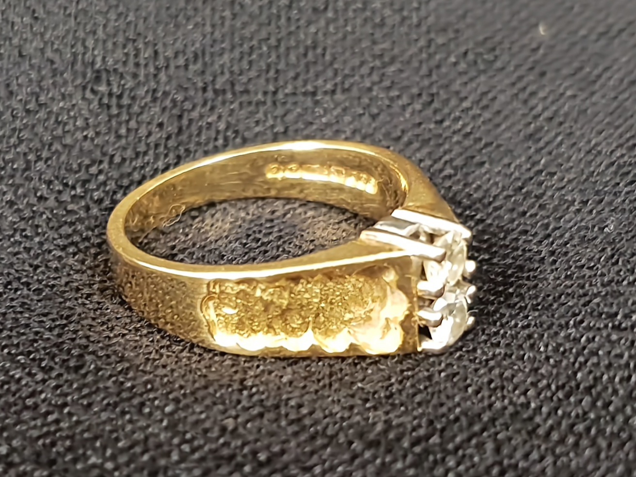 Hallmarked18ct Gold Ring with Two Inset Diamonds, total weight 5.08g - Image 3 of 4