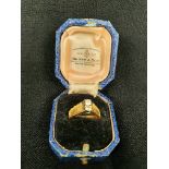 18ct Gold Ring with Two Inset Diamonds, total weight 5.08g