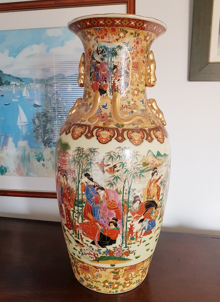 Large Oriental Japanese Floor Vase with quality decoration, 24 inches in height