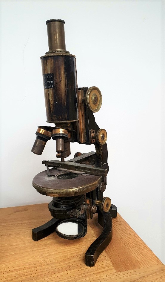 Ernst Leitz 1925 Monocular Brass Microscope, Model Number 98995. - Image 4 of 5