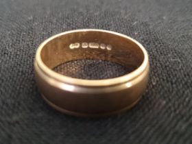 9ct Gold Wedding Band. Weight 5g. Size R