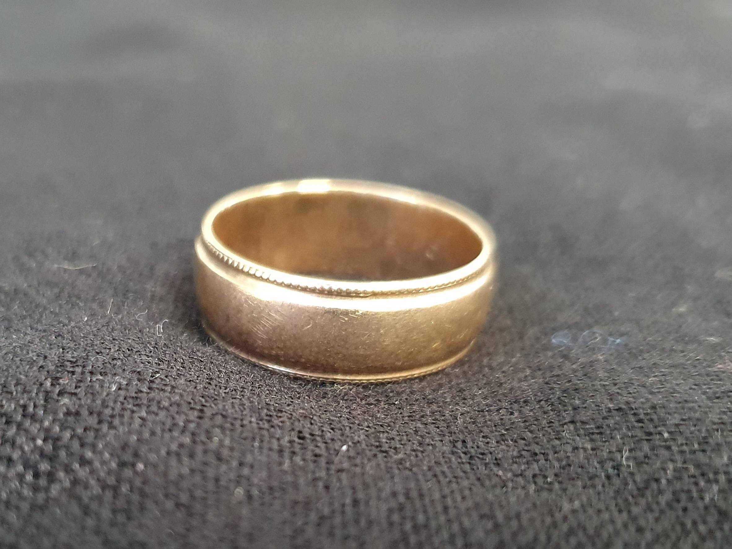 9ct Gold Wedding Band. Weight 5g. Size R - Image 2 of 2