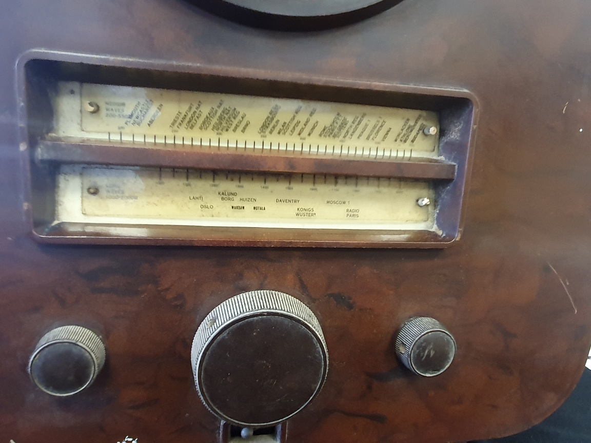 Ekco AC74 Bakerlite 1933 Radio designed by Serge Chermayeff. Dimensions are 18 inches x 15 inches - Image 3 of 3