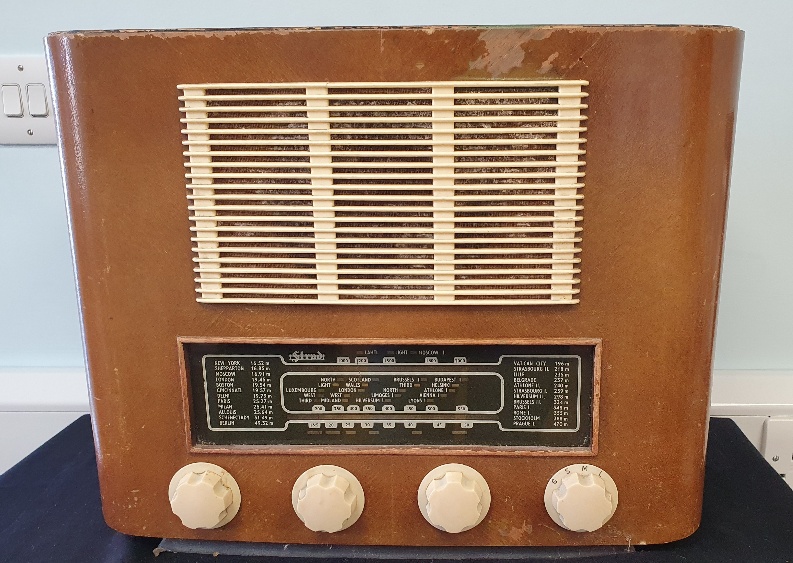 R M Electric Strad 1952 3 Band Table Radio in Walnut Veneered Cabinet