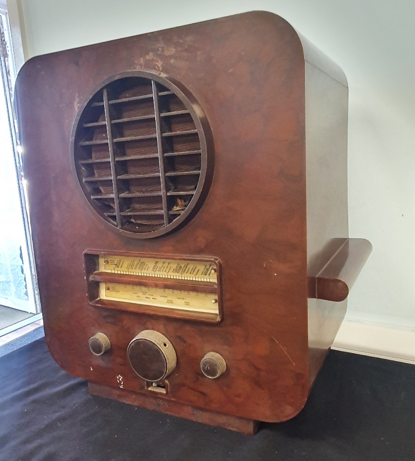 Ekco AC74 Bakerlite 1933 Radio designed by Serge Chermayeff. Dimensions are 18 inches x 15 inches - Image 2 of 3