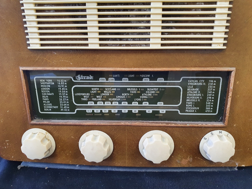 R M Electric Strad 1952 3 Band Table Radio in Walnut Veneered Cabinet - Image 2 of 2