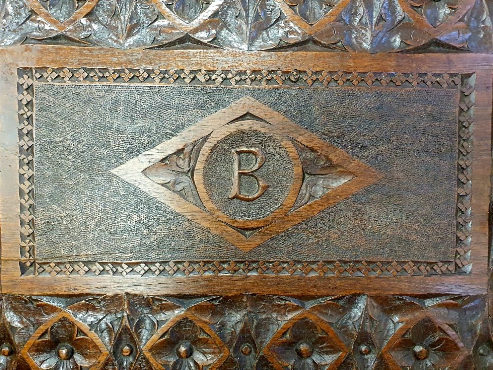 A Chip Carved Victorian Oak Tray inscribed with the letter "B" - Image 4 of 4
