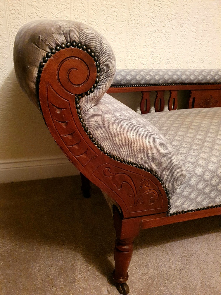 Edwardian Oak Chaise Longue with Art Nouveau Carving, on Four Legs with Castors - Image 2 of 5