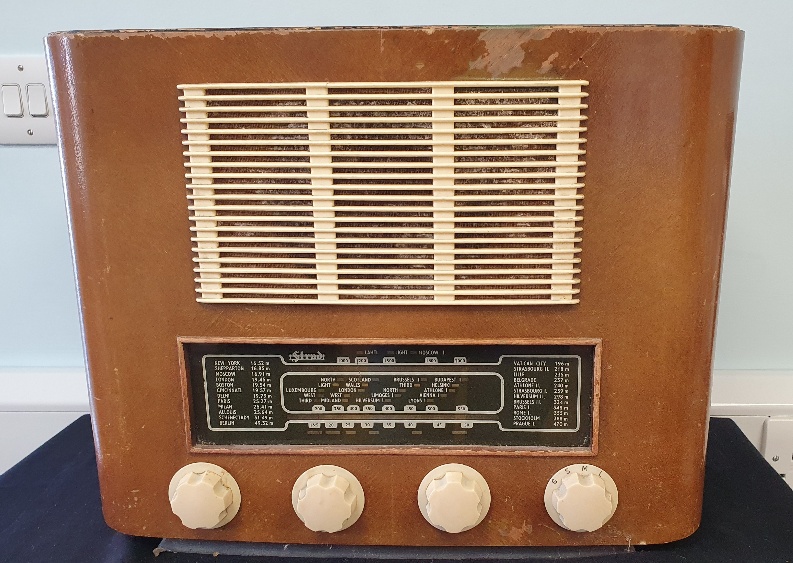 R M Electric Strad 1952 3 Band Table Radio (Untested) with Bakelite Controls