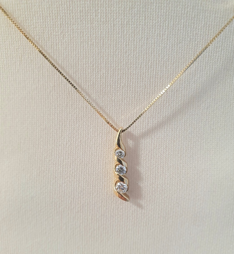 18ct Gold Fine Chain with Three Diamond Pendant, weight 2.4g - Image 2 of 2