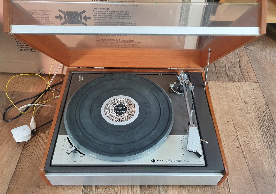 Lenco Goldring Swiss vintage Turntable, No Speakers or Amplifier.  Condition - turns on.