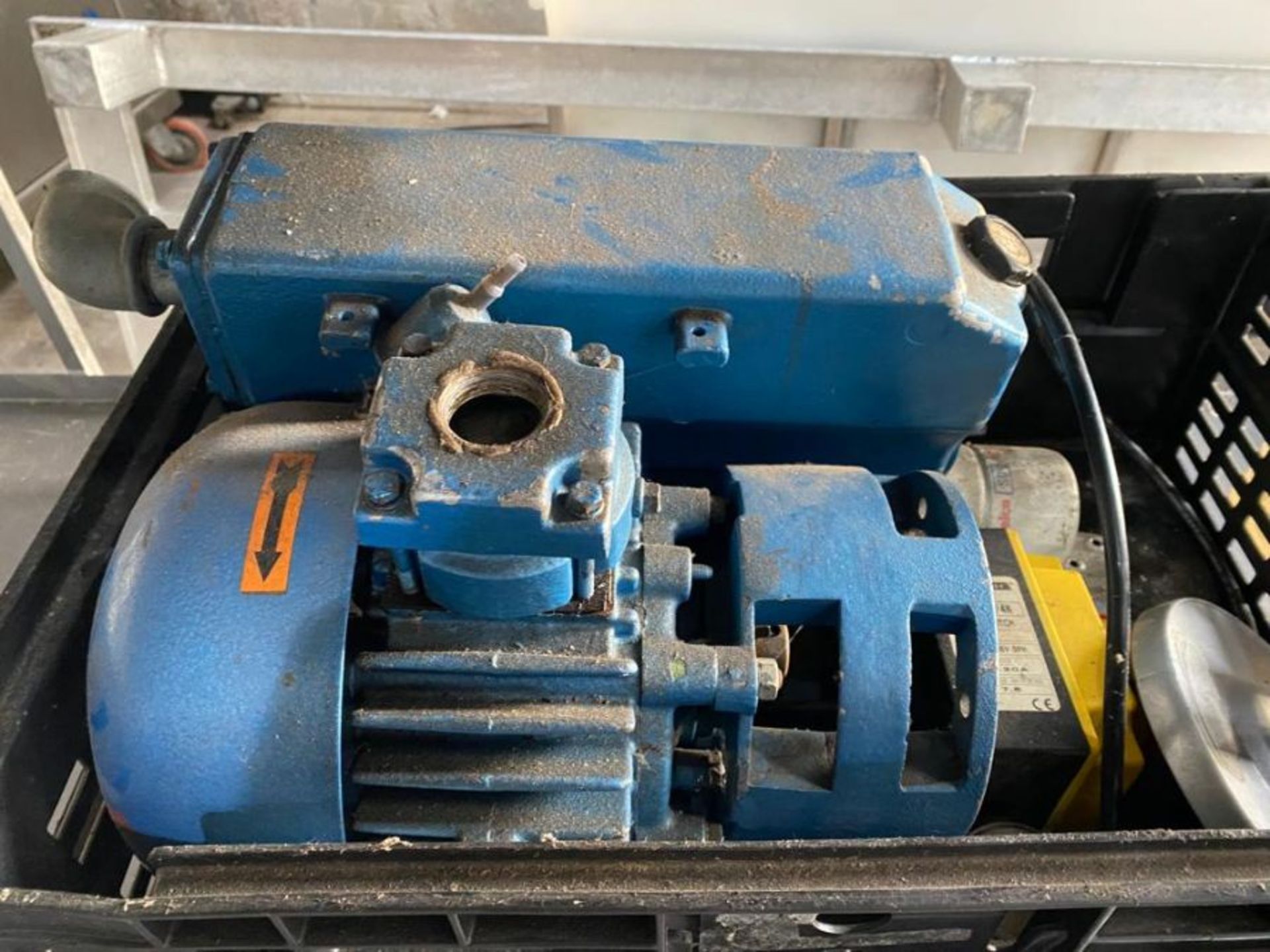 BUSCH VACUUM PUMP - Image 3 of 4