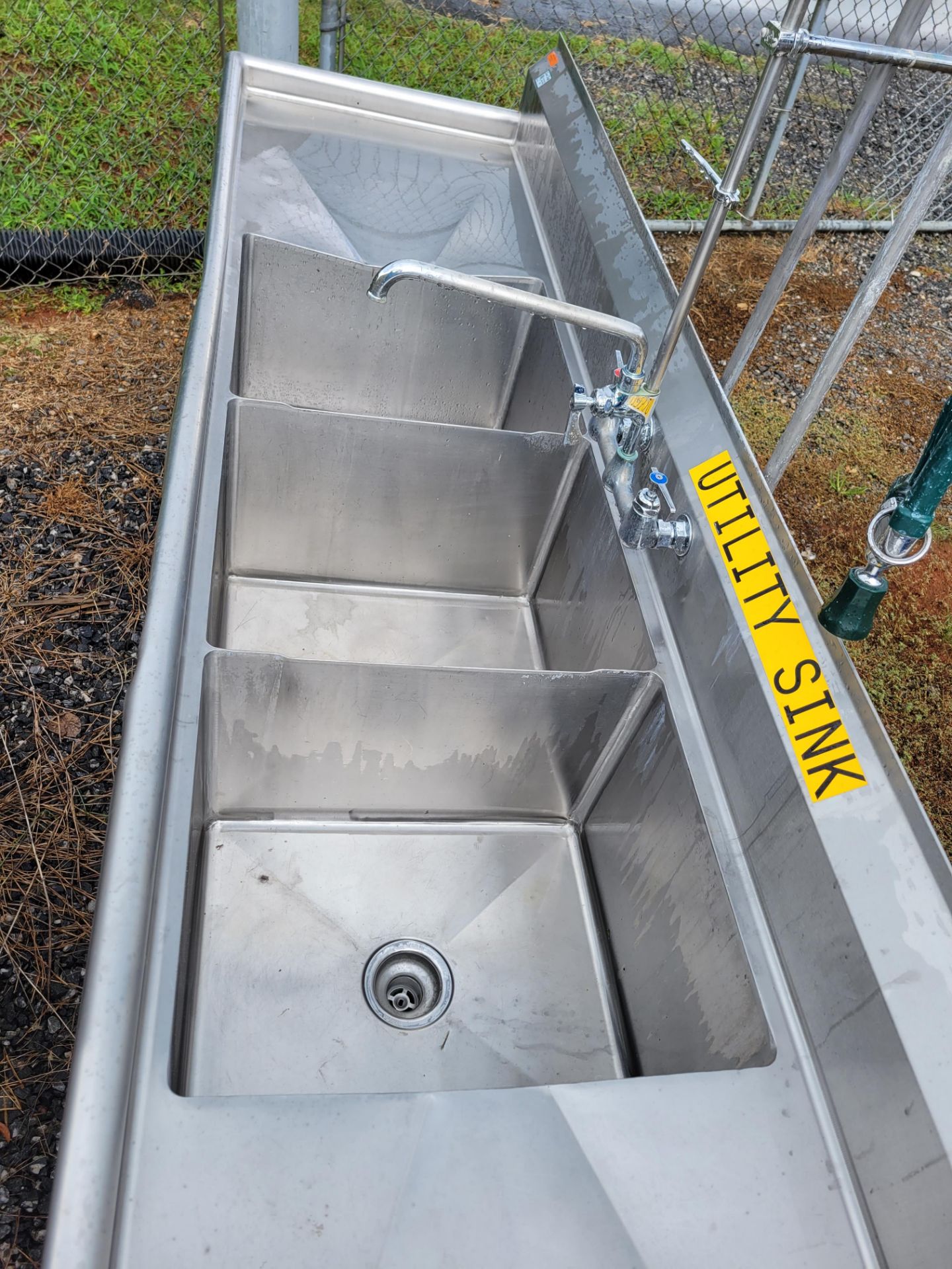 Stainless Steel 3 Bay Utility Sink - Image 2 of 4