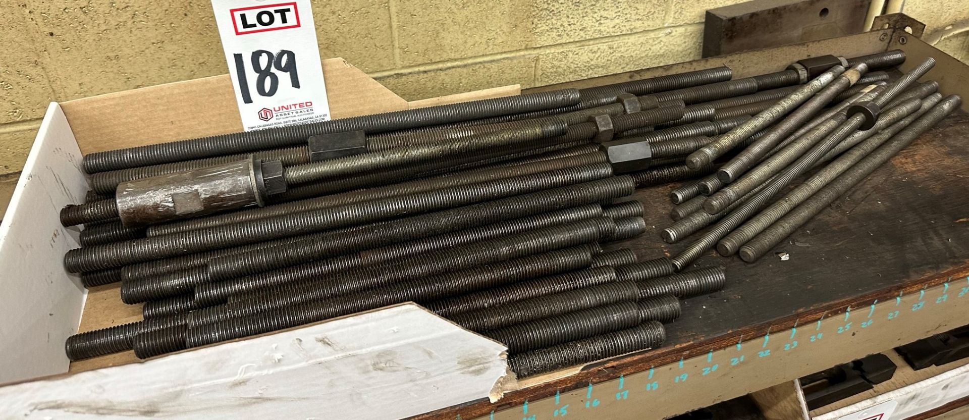 LOT - HOLD-DOWN THREADED RODS
