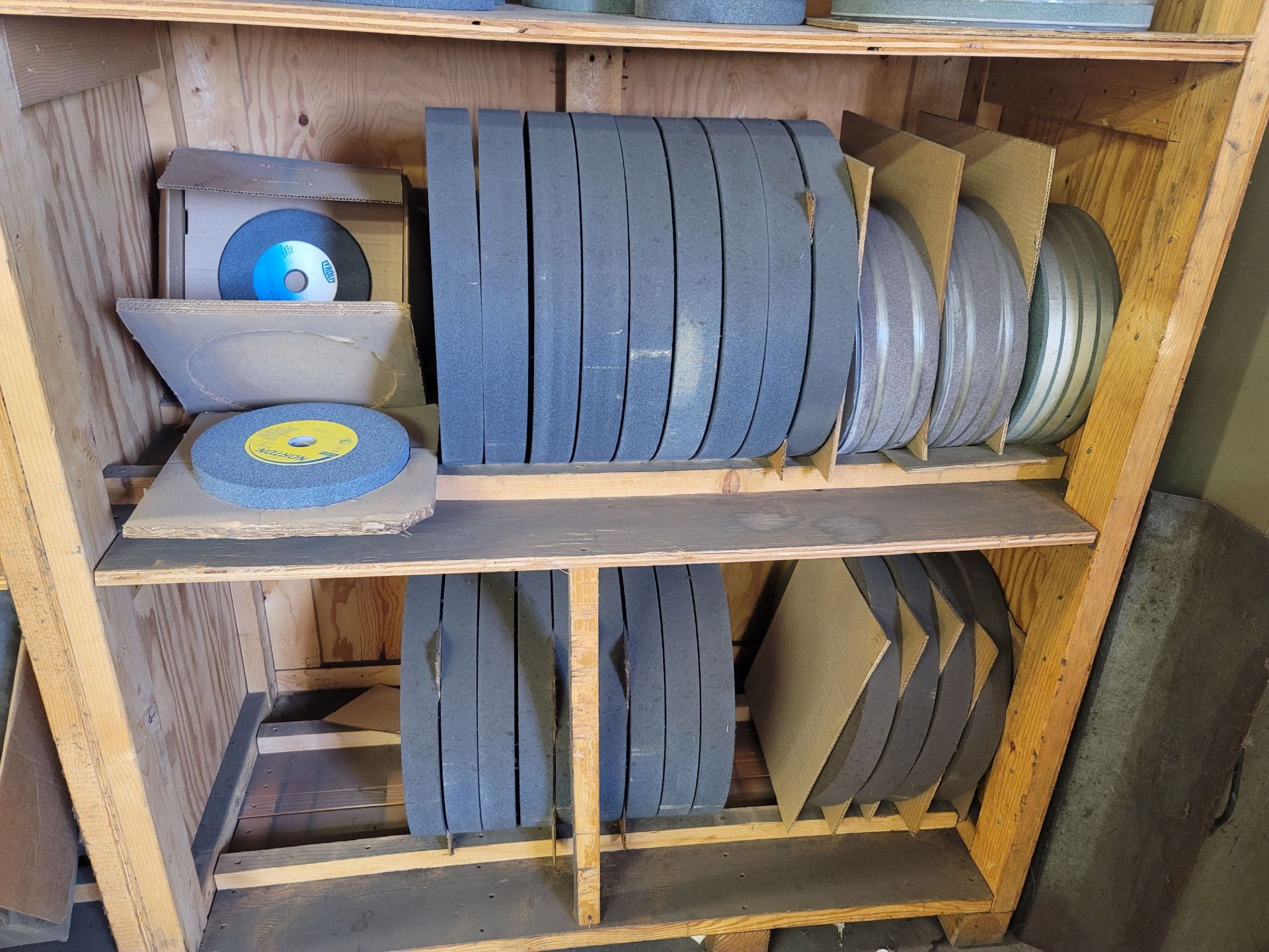 LOT - LARGE QUANTITY OF GRINDING WHEELS, VARIOUS SIZES AND KINDS - Image 3 of 3